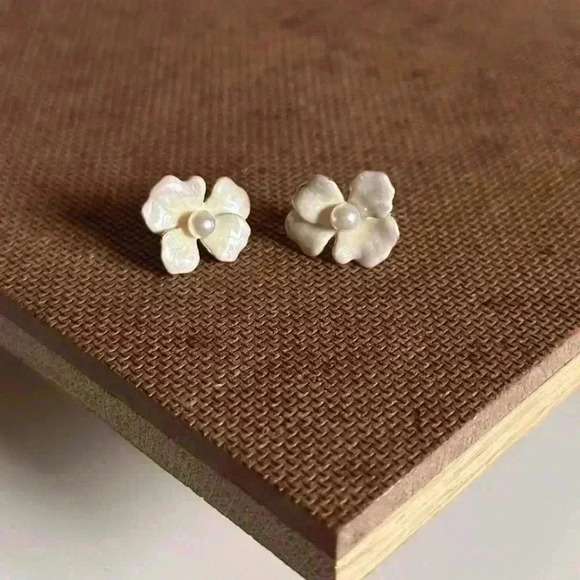 Four-Petal Gradient Flower With Pearls Earrings - Picture 1 of 8